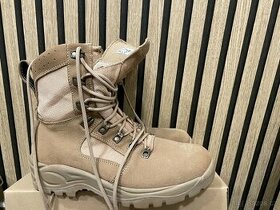 Vojenská obuv a oblečení