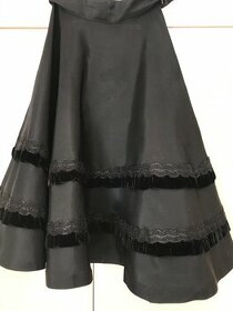 Černá zdobená sukně