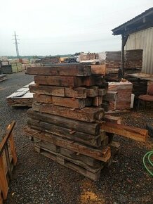 Dřevo na topení - zbytky trámů
