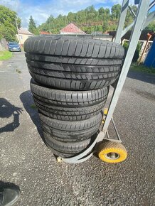 Téměř nové pneu 225/55 17”