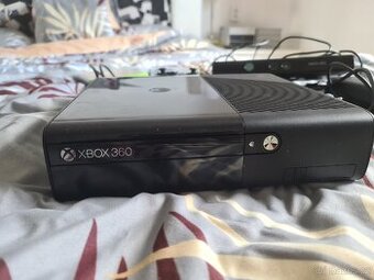 Xbox 360 E Stingray 500Gb s kineckem + 2xhra