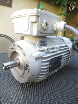 SIEMENS-NEPOUŽITÝ přírubák 400V.0,75kw-1450ot.min.