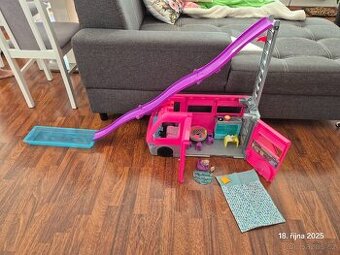 Barbie karavan s obří skluzavkou