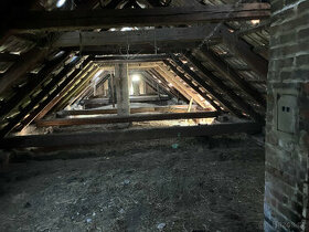 Staré trámy z cca 200 let starého domu