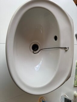 Závěsné keramické umyvadlo