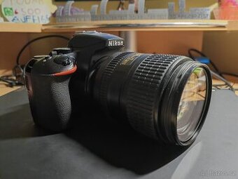 Nikon D5600 a objektiv Nikon 18-300 mm