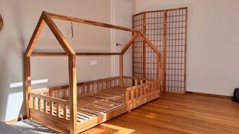 dětská postýlka domeček