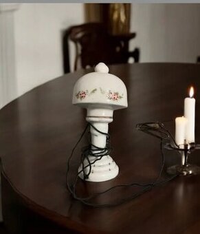 Prvorepubliková porcelánová miniatura lampičky