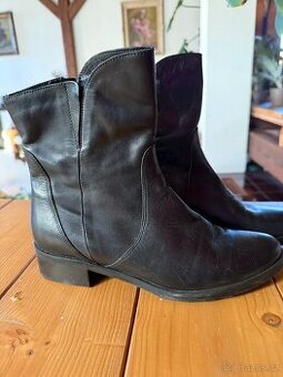 Celokožené kotníčkové černé kozačky