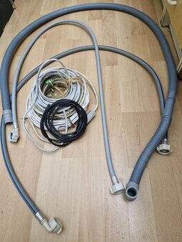 Hadice od pračky + kabely elektro a internet