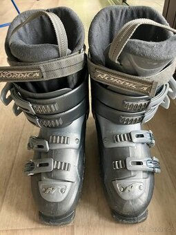 Dámské/dívčí lyžařské boty Nordica vel. 260 ( EU 40.5 )