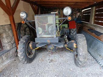 Mohutný malotraktor 4x4
