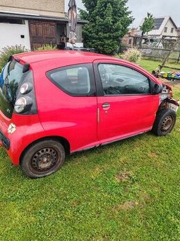 Prodám Peugeot 107 na díly