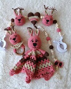 Háčkovaná sada pro miminko veverka