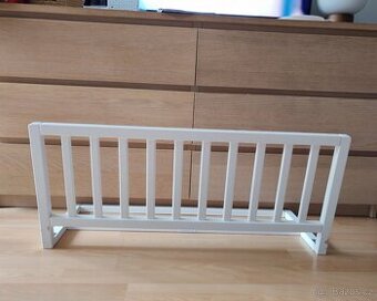 Dřevěná zábrana na postel