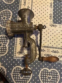 Starý mlýnek na maso