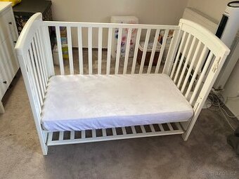 Bílá dřevěná postýlka