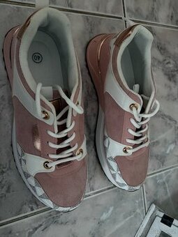 Nové tenisky , lodičky