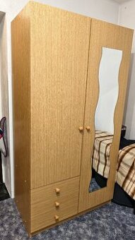 Světlá šatní skříň - 1