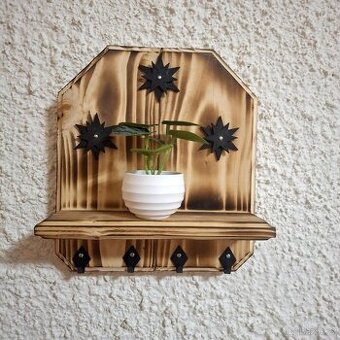 Dřevěná polička a věšák na klíče