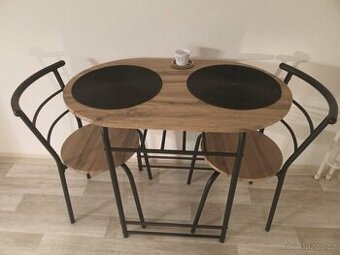 Jídelní stůl a dvě židle