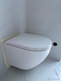 INVENA - Závěsná WC mísa LIMNOS, včetně soft/close sedátka (