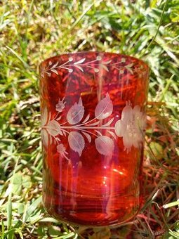 Starožitný broušená sklenice - rubínové sklo