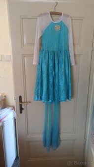 Modré šaty s vlečkou