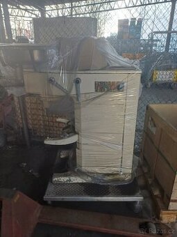 hnětací stroj včetně mlýnku