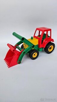 Traktor se lžící značky Lena