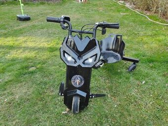 Elektricka driftovaci tříkolka