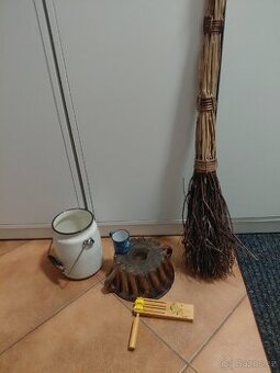 Retro koště,forma na bábovku, mlékovka, řehtačka