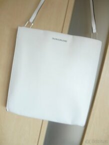 bílá kožená kabelka 35x34 cm