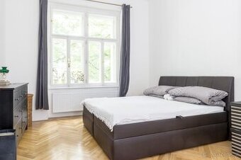 Manželská postel s úložným prostorem