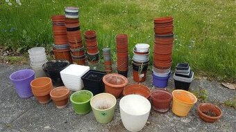 Plastové a keramické květináče - cca 218 ks
