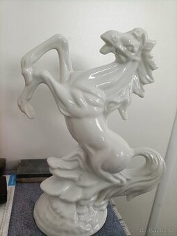 Porcelánový kůň a skleněný slon - 1
