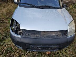 Prodám díly na peugeot partner rok 2004