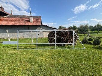Posuvná samonosná brána