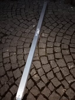 Rozpěrná tyč k zajištění nákladu