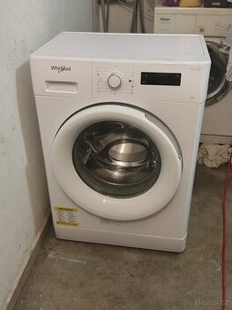 Automatická pračka se zárukou Whirlpool.