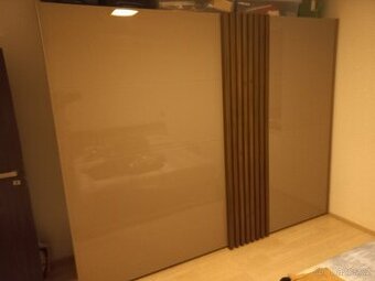 Skříň s posuvnými dveřmi