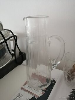 Vysoký skleněný džbán