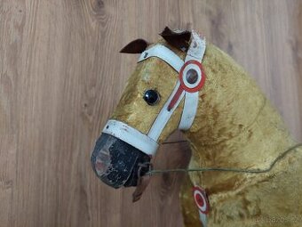 Starý houpací kůň koník - hračka retro vintage velice pěkný