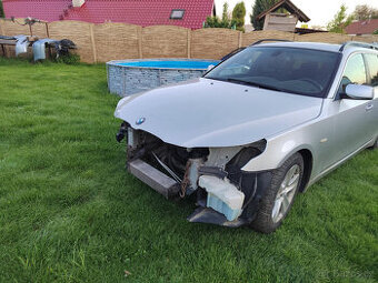 BMW E61, přední kapota stříbrná