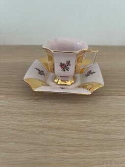 Prodám zlacený hrneček s podšálkem z růžového porcelánu