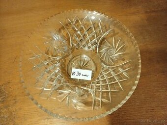 Broušená skleněná mísa