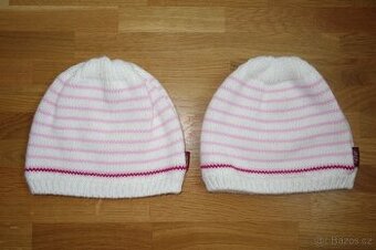 2x bílá zimní čepice pro dvojčata vel. 110