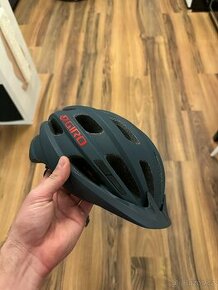 Cyklistická helma Giro