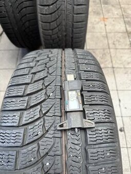 235/45R19 99V