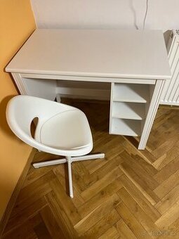 Dětský psací stůl s otočnou židlí